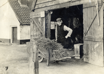 811836 Portret van hovenier Bastiaan Jongerius (bijgenaamd Jos de Sok) op zijn boerderij de Bastiaanshof (Kanaalweg) te ...